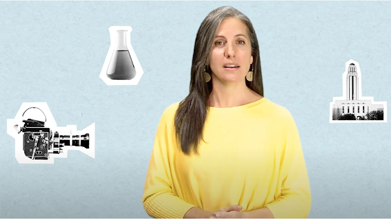 Capture d'écran tirée de la vidéo Le rythme au cinéma, Caroline Martin devant un fond bleu réunissant une image d'une vieille caméra, d'un erlenmeyer et de la tour de l'UdeM.